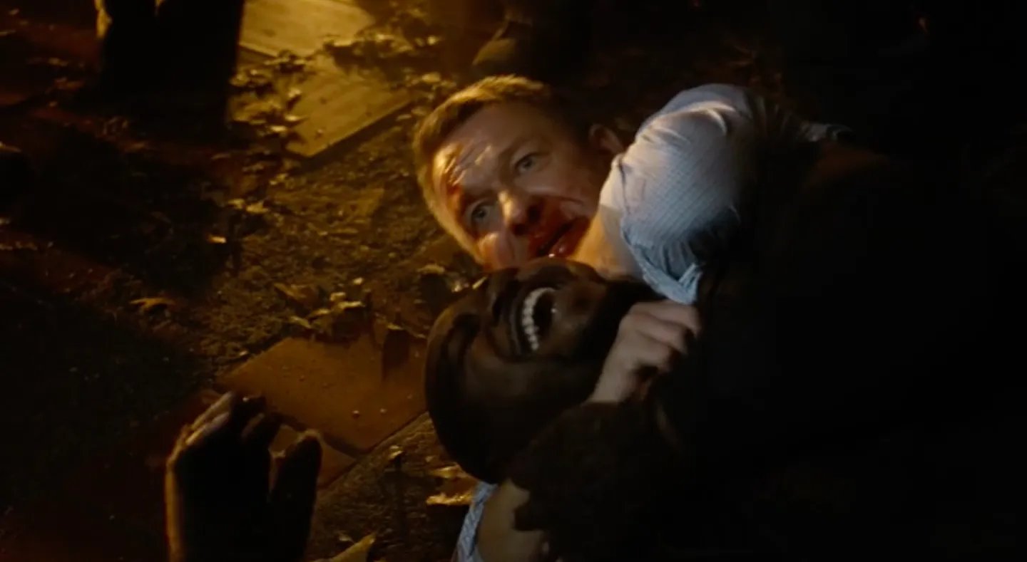 Alfred (Sean Pertwee) vernascht seinen Cupcake (Jamar Greene). © FOX