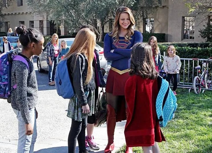 Supergirl (Melissa Benoist) als Idol in %26bdquo;Falling%26ldquo; &copy; CBS