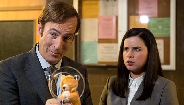 Erin (Jessie Ennis) kann die Methoden von Jimmy (Bob Odenkirk) nicht gutheißen. © AMC