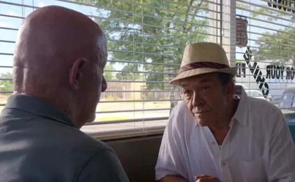 Am Ende liefert Mark Margolis (r.) einen überraschenden Gastauftritt als Tio Salamanca aus %26bdquo;Breaking Bad%26ldquo;. © AMC
