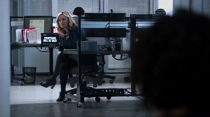Patterson (Ashley Johnson) spricht Jane digital Mut zu. &copy; NBC