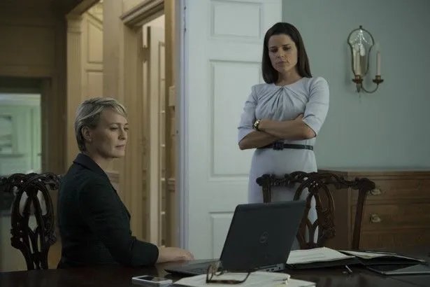 Claire (Robin Wright; l.) und Leann (Neve Campbell) bilden ein schlagfertiges Team. &copy; Netflix