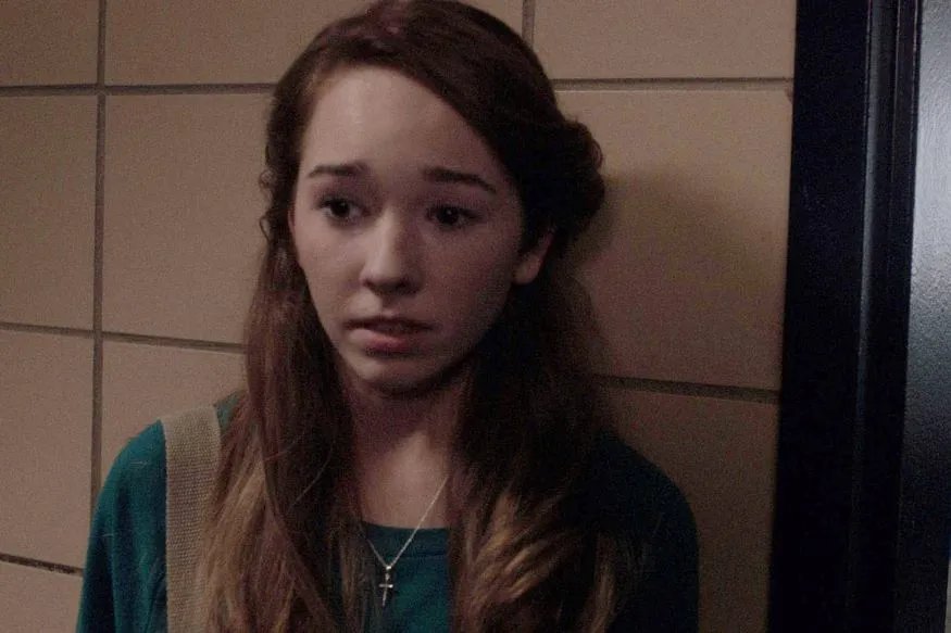 Paige Jennings (Holly Taylor) ist unverschuldet in einen Wirbelsturm geraten. © FX