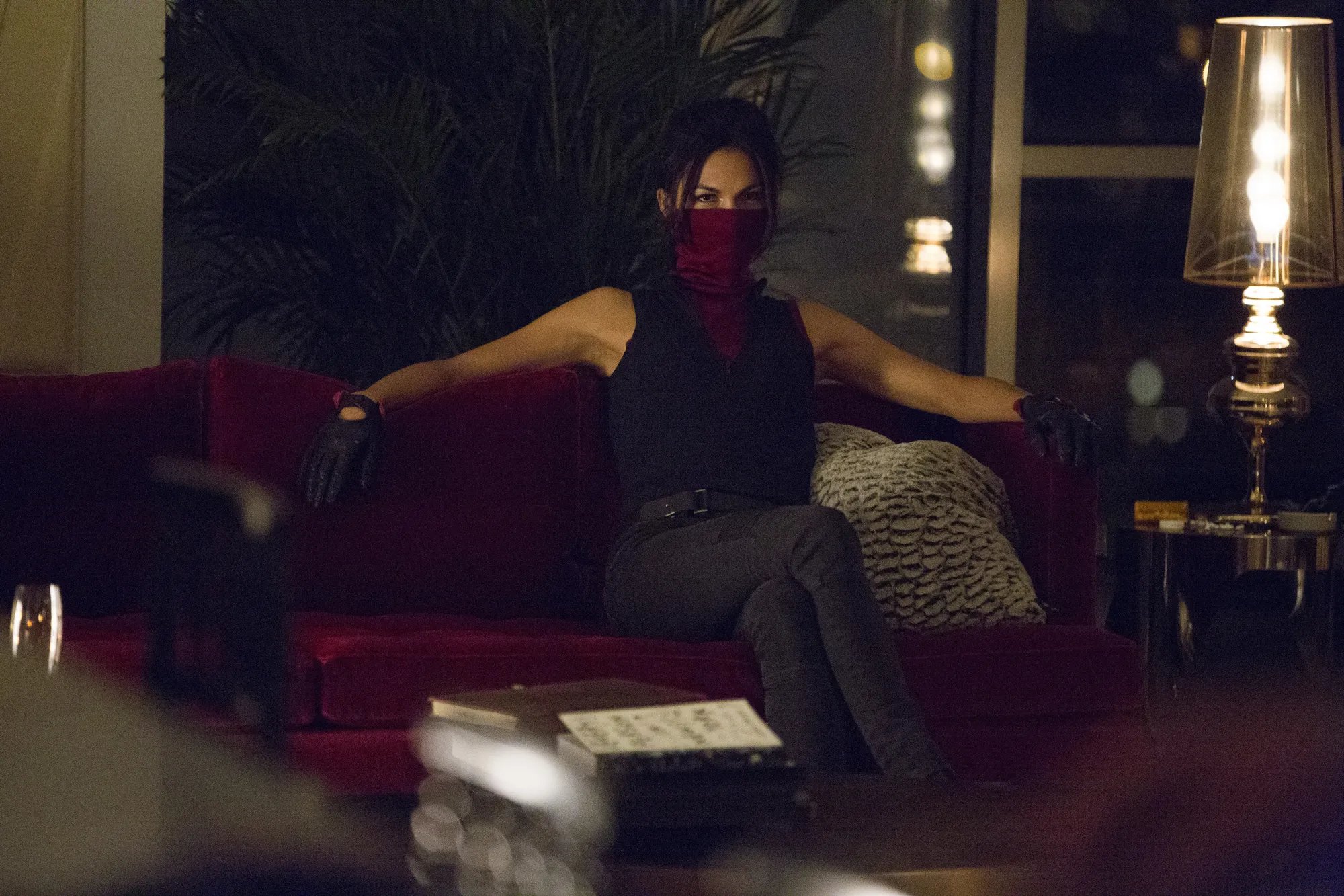 Elektra auf dem Sofa in %26bdquo;Daredevil%26ldquo; &copy; Netflix