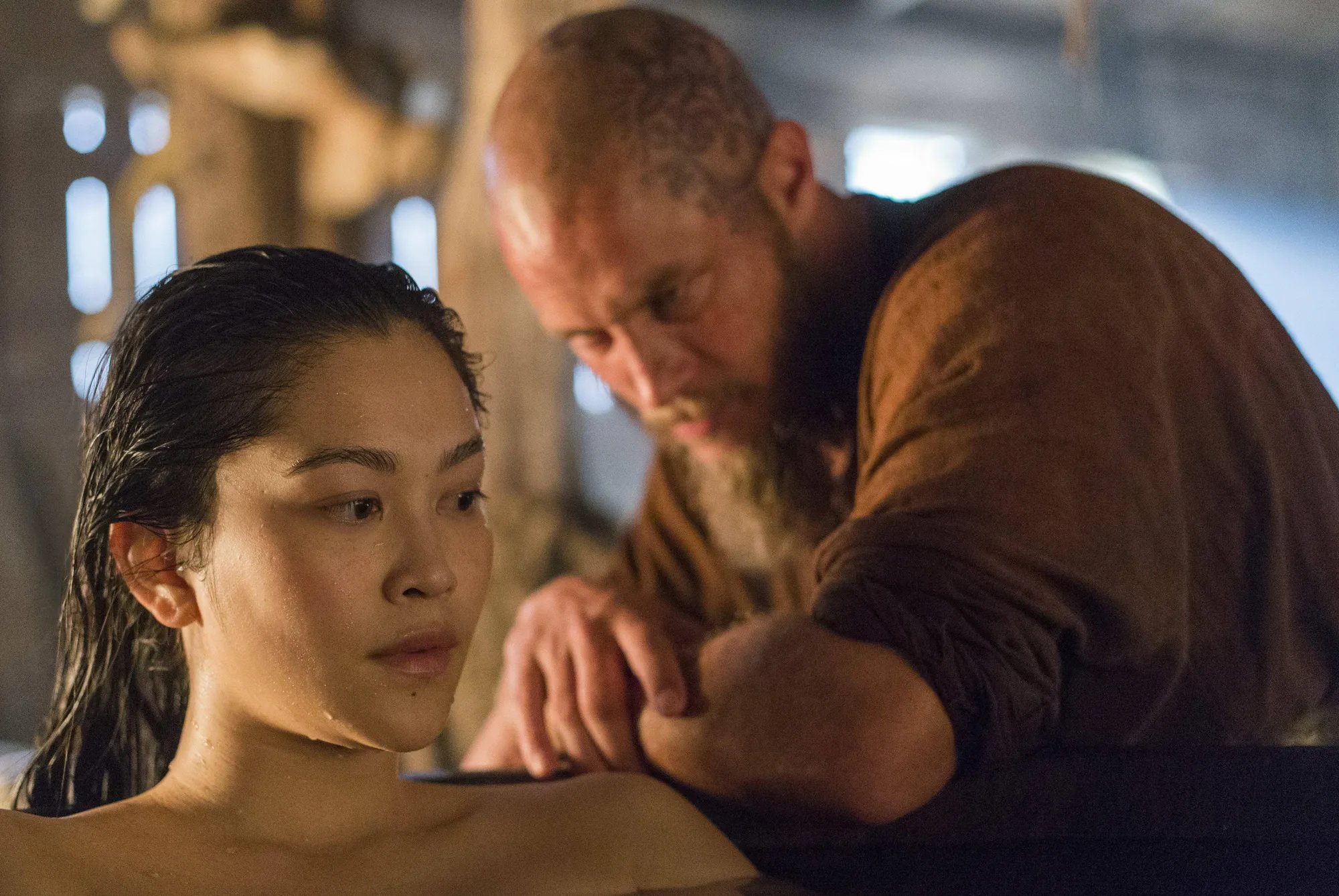 Yidu (Dianne Doan) und Ragnar (Travis Fimmel) in %26bdquo;Promised%26ldquo; &copy; History
