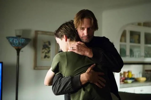 Will (Josh Holloway) mit seinem Sohn Bram (Alex Neustaedter) in %26bdquo;Colony%26ldquo;. &copy; USA Network