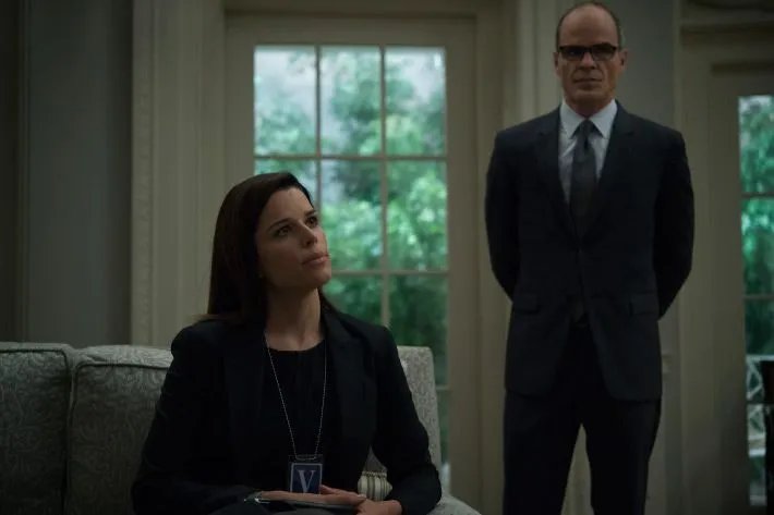 Leann Harvey (Neve Campbell) bekommt ein verlockendes Angebot; bleibt aber standhaft. &copy; Netflix