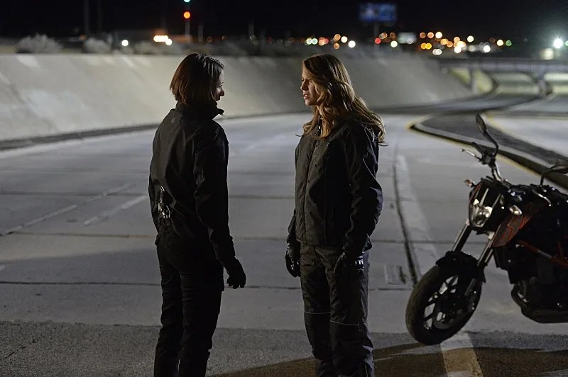 Alex (Chyler Leigh) und Kara (Melissa Benoist) in %26bdquo;Manhunter%26ldquo; &copy; CBS