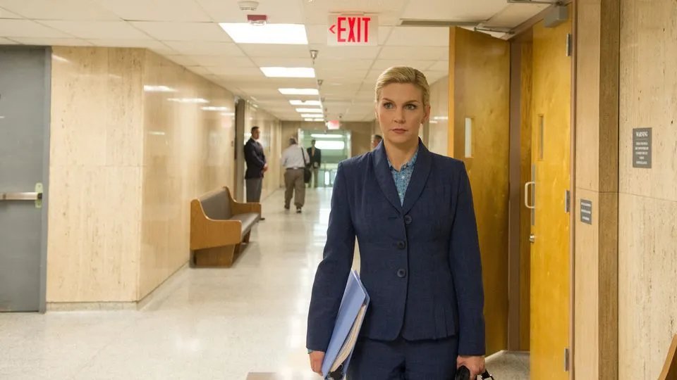 Kim (Rhea Seehorn) sucht nach einem Ausweg aus der Langeweile. © AMC