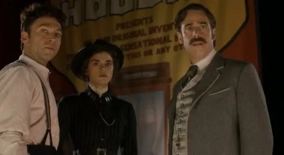 Die beiden Titelhelden (Weston und Mangan) und Constable Stratton (Rebecca Liddiard) &copy; ITV/Global/FOX