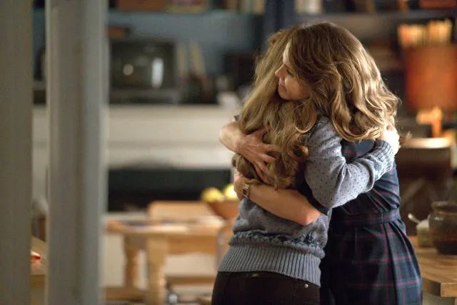 Elizabeth (Keri Russell; r.) bekommt eine ehrliche Umarmung von ihrer Tochter. © FX