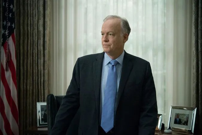 Donald Blythe (Reed Birney) wird zur Marionette von Claire. &copy; Netflix