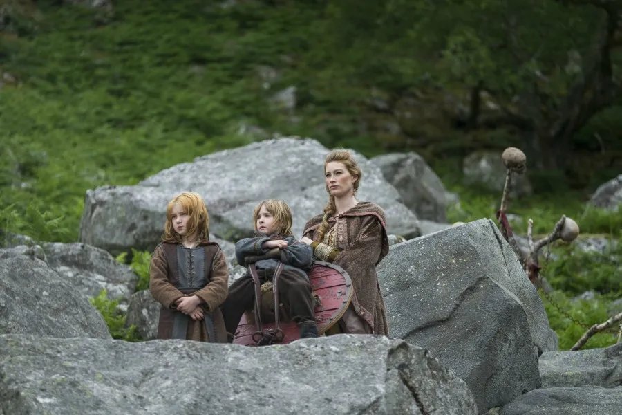Aslaug (Alyssa Sutherland) mit ihrem Nachwuchs in %26bdquo;What Might Have Been%26ldquo; &copy; History