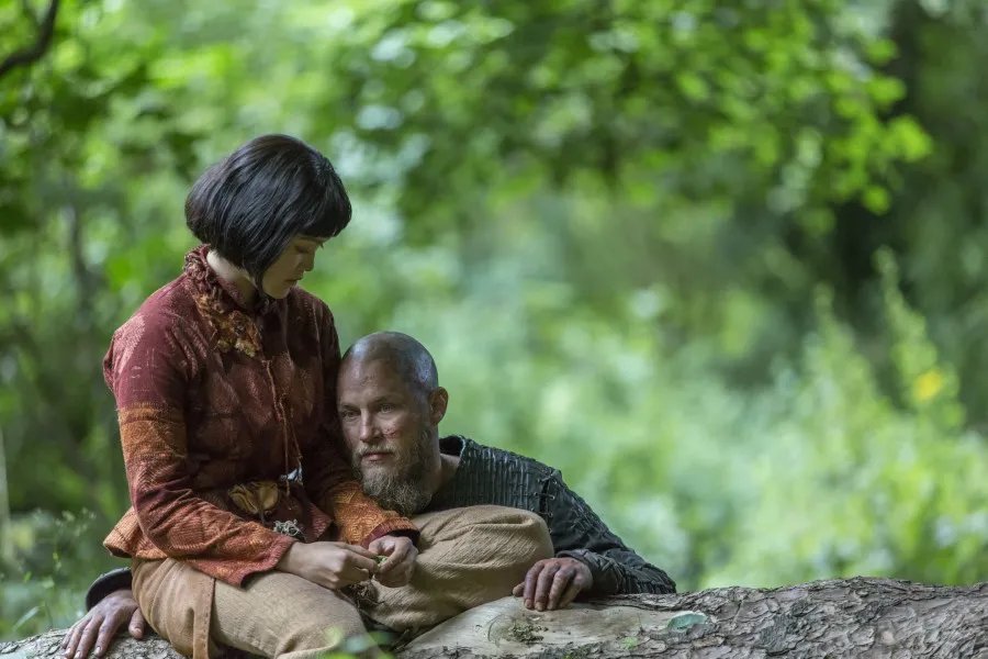 Yidu (Dianne Doan) und Ragnar (Travis Fimmel) in %26bdquo;What Might Have Been%26ldquo; &copy; History