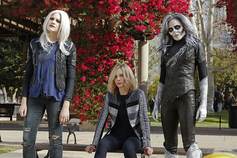Cat in der Gefangenschaft von Livewire und Silver Banshee &copy; CBS