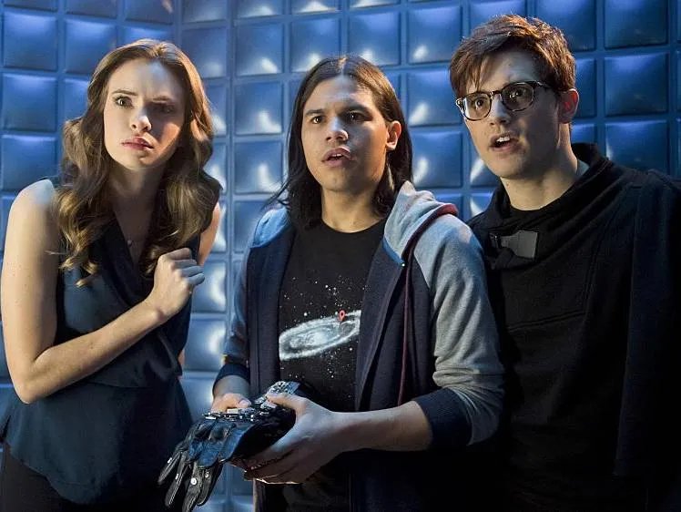 Caitlin (Danielle Panabaker); Cisco (Carlos Valdes) und Hartley (Andy Mientus) in %26bdquo;Flash Back%26ldquo; © The CW