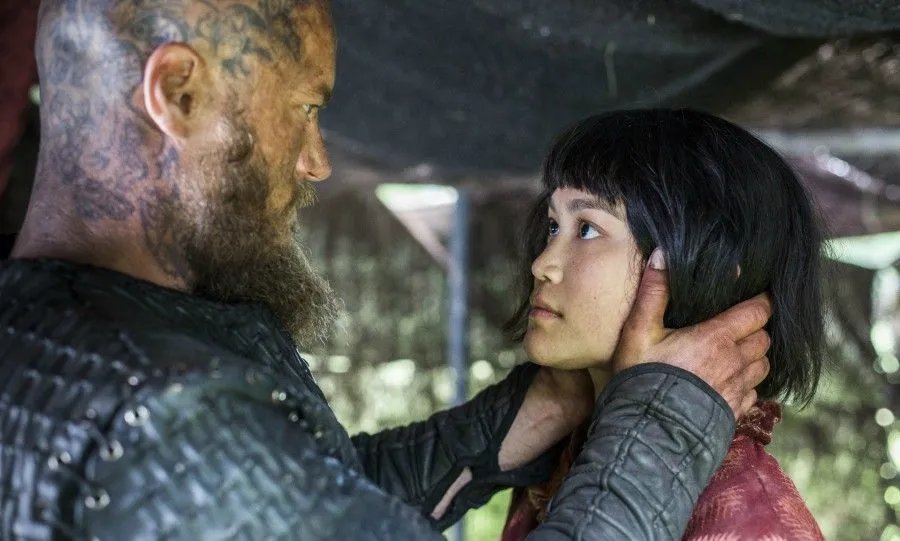Travis Fimmel und Dianne Doan in %26bdquo;The Profit and the Loss%26ldquo; &copy; History