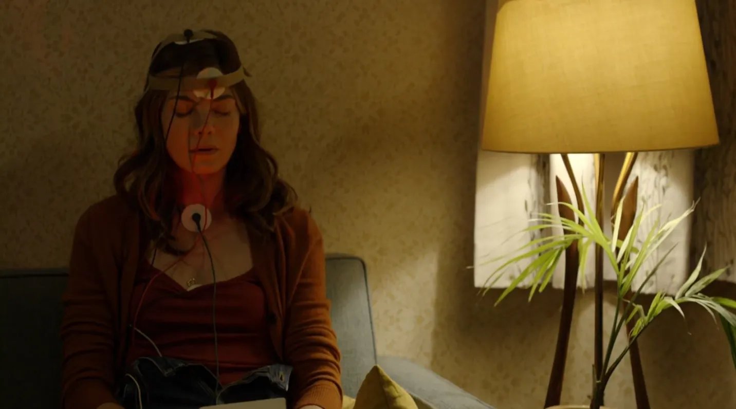 Sarah (Michelle Monaghan) prüft sich mit einem mysteriösen Gerät. &copy; Hulu