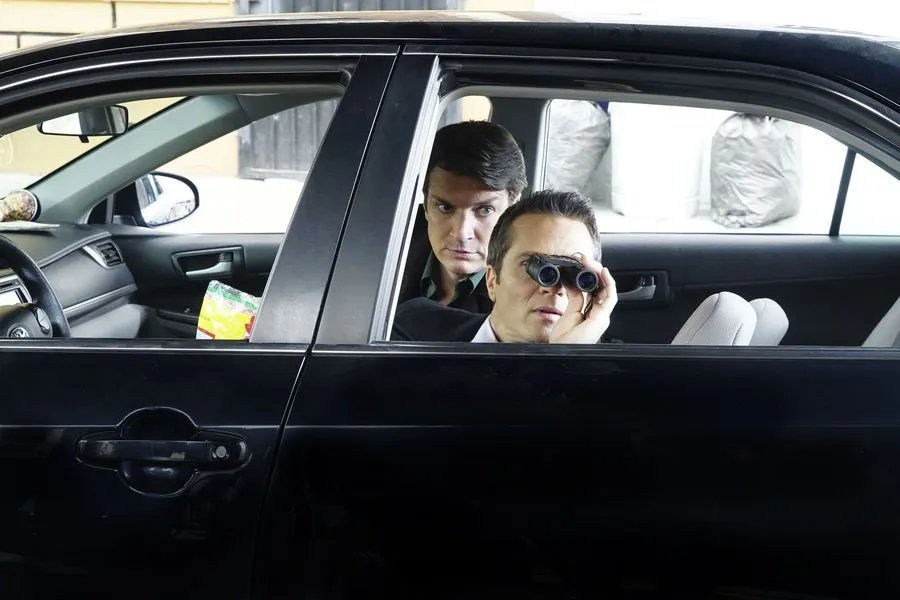 Castle (Nathan Fillion) und Ryan (Seamus Dever) nehmen eine Beobachterrolle ein. © ABC