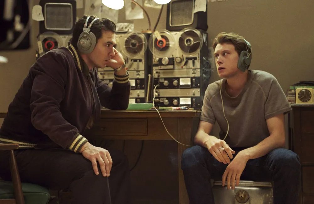 Jake und Bill belauschen ihren Nachbarn Lee Harvey Oswald. &copy; Hulu