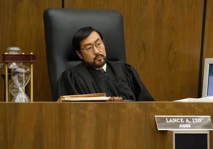 Richter Ito (Kenneth Choi) steht vor einer schwierigen Entscheidung. © FX
