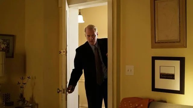 Stan (Noah Emmerich) durchsucht Marthas Wohnung. &copy; FX