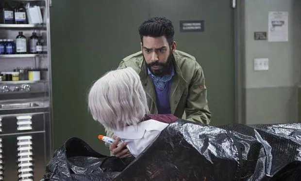 Ravi (Rahul Kohli) rettet Liv (Rose McIver) in letzter Sekunde. © The CW
