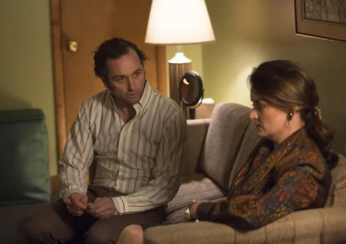 Wie lange kann Martha (Alison Wright) von Philip (Matthew Rhys) noch getröstet werden? © FX