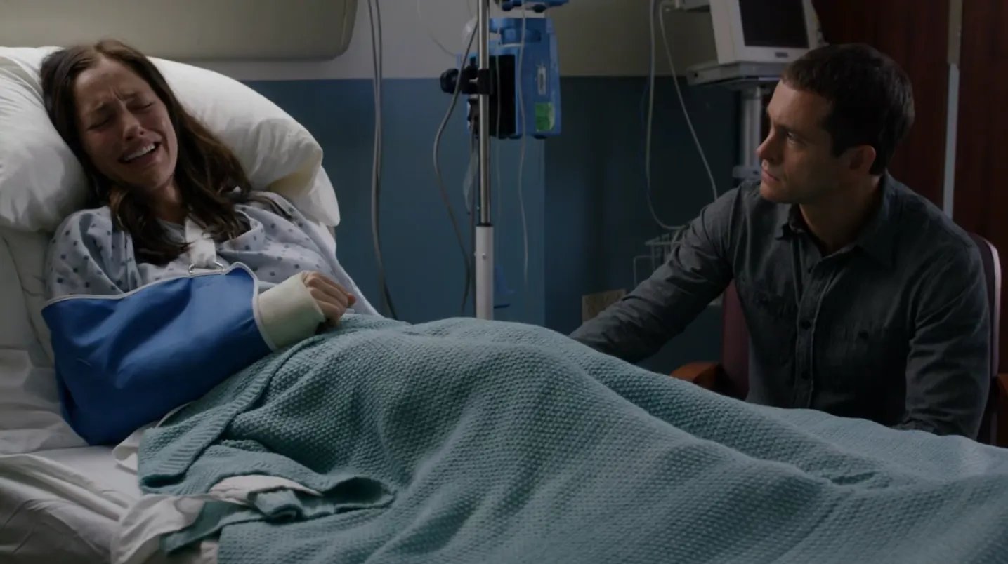 Miranda (Minka Kelly) wird von Cal (Aaron Paul) wieder auf Kurs gebracht. © Hulu