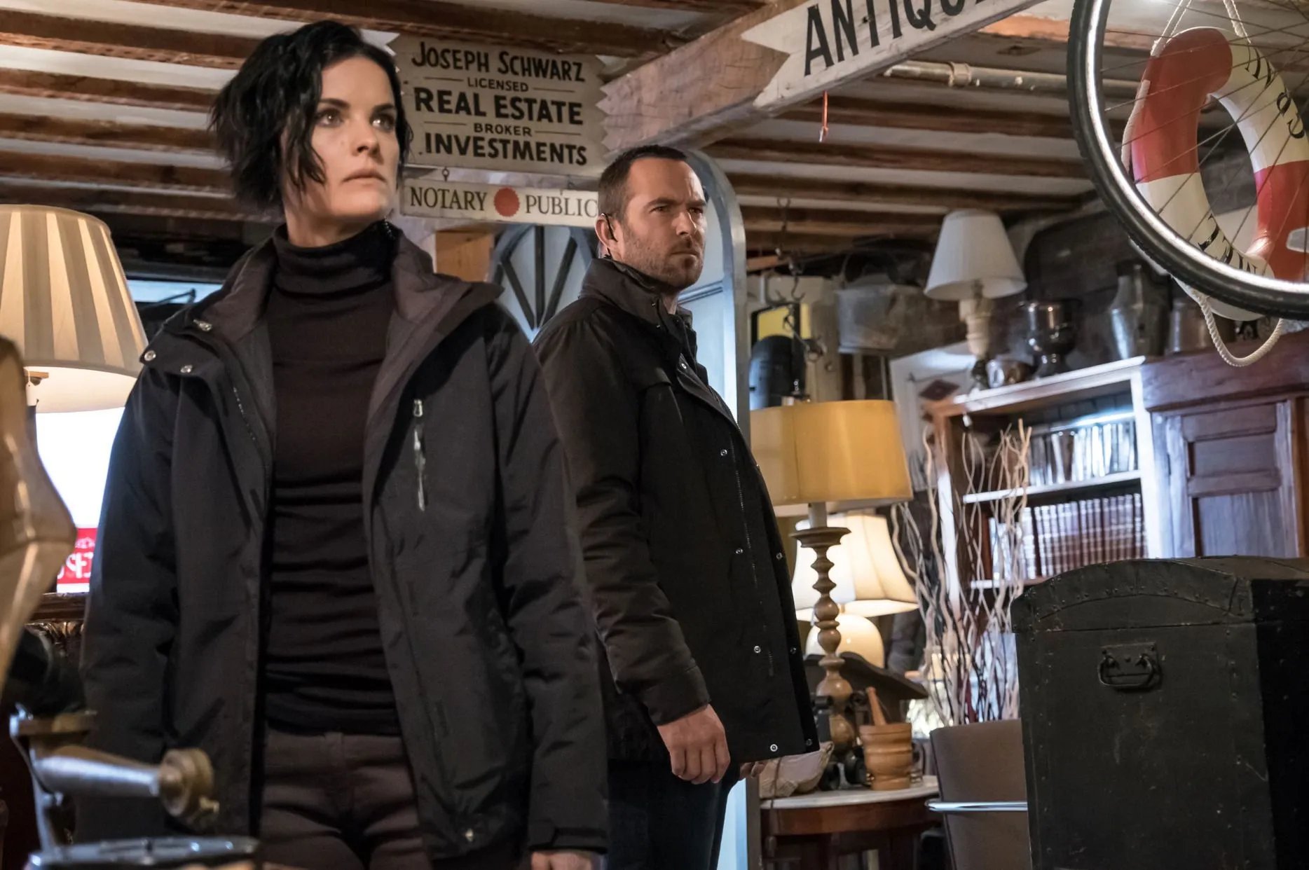 Jane (Jaimie Alexander) und Kurt (Sullivan Stapleton) auf der Suche nach ihrer Kollegin &copy; NBC