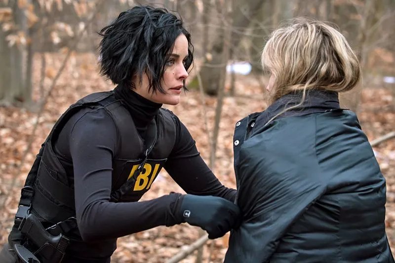 Jane (Jaimie Alexander) rettet Patterson (Ashley Johnson). &copy; NBC