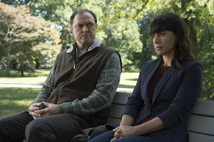Von Janine (Constance Zimmer) hat sich Tom (Boris McGiver) wohl mehr Unterstützung erhofft. &copy; Netflix