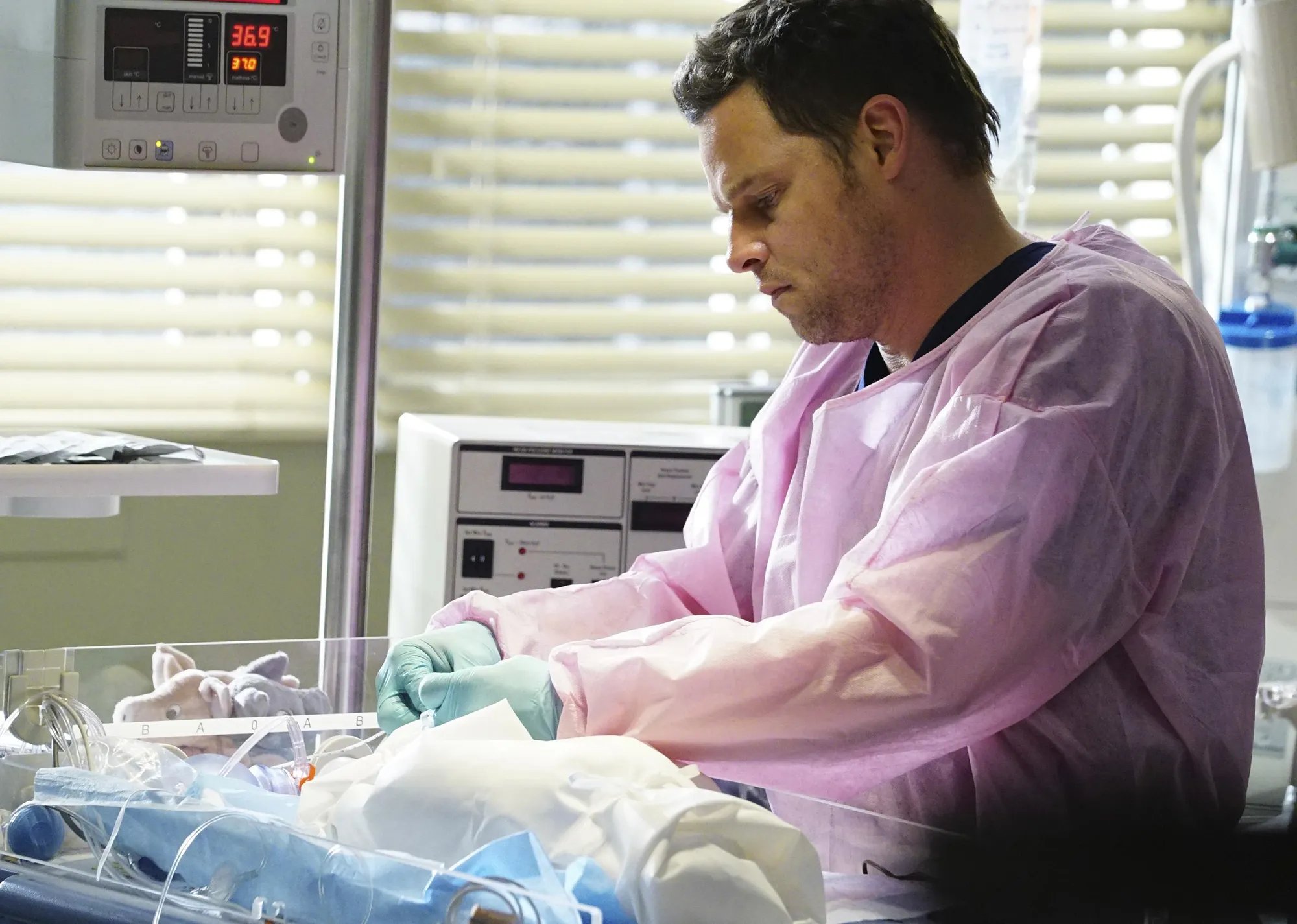 Alex kümmert sich um das Baby. &copy; ABC