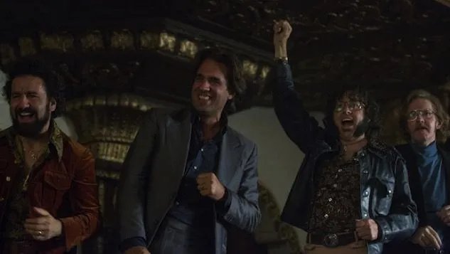 Richie (Bobby Cannavale; 2. v. l.) und Kollegen bejubeln ihren Erfolg. © HBO