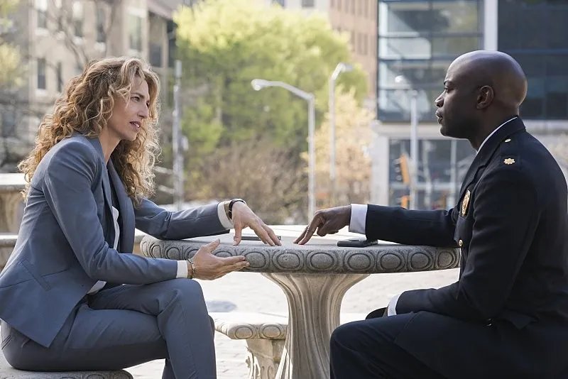 Claudia Black und David Gyasi &copy; The CW