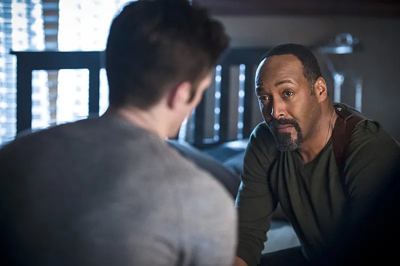 Joe (Jesse L. Martin) in %26bdquo;Versus Zoom%26ldquo; &copy; The CW