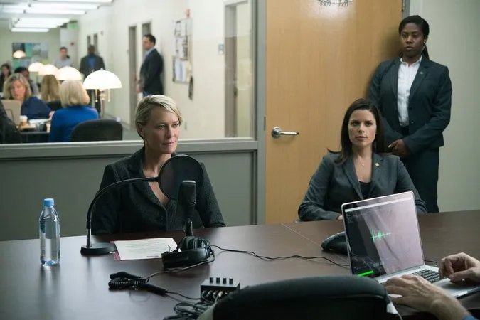 Claire (Robin Wright; l.) macht; was sie am besten kann - anderen etwas vorspielen. &copy; Netflix