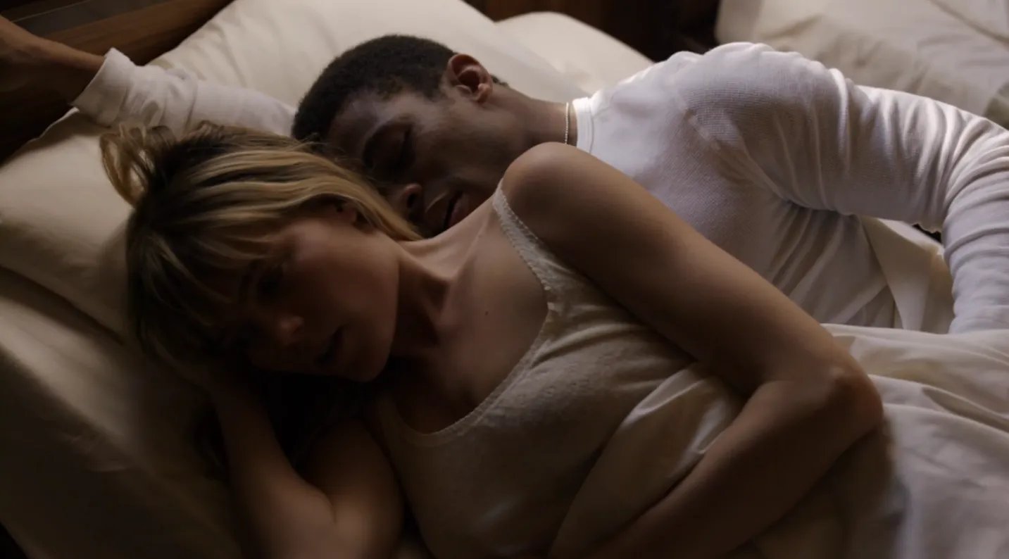Mary (Emma Greenwell) bekommt von Sean (Paul James) Rückenstärkung. &copy; Hulu