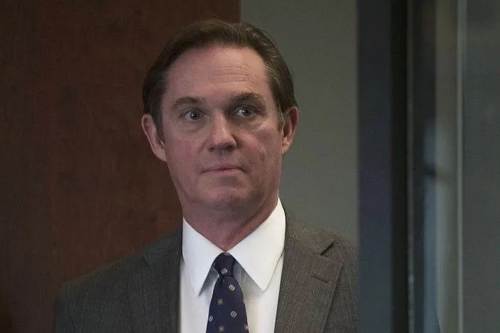 Frank Gaad (Richard Thomas) kann nicht glauben; was er da hört. &copy; FX