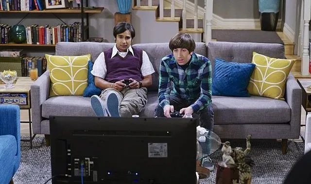 Raj und Howard trafen sich schon vor der Party zum gemeinsamen Daddeln. &copy; CBS