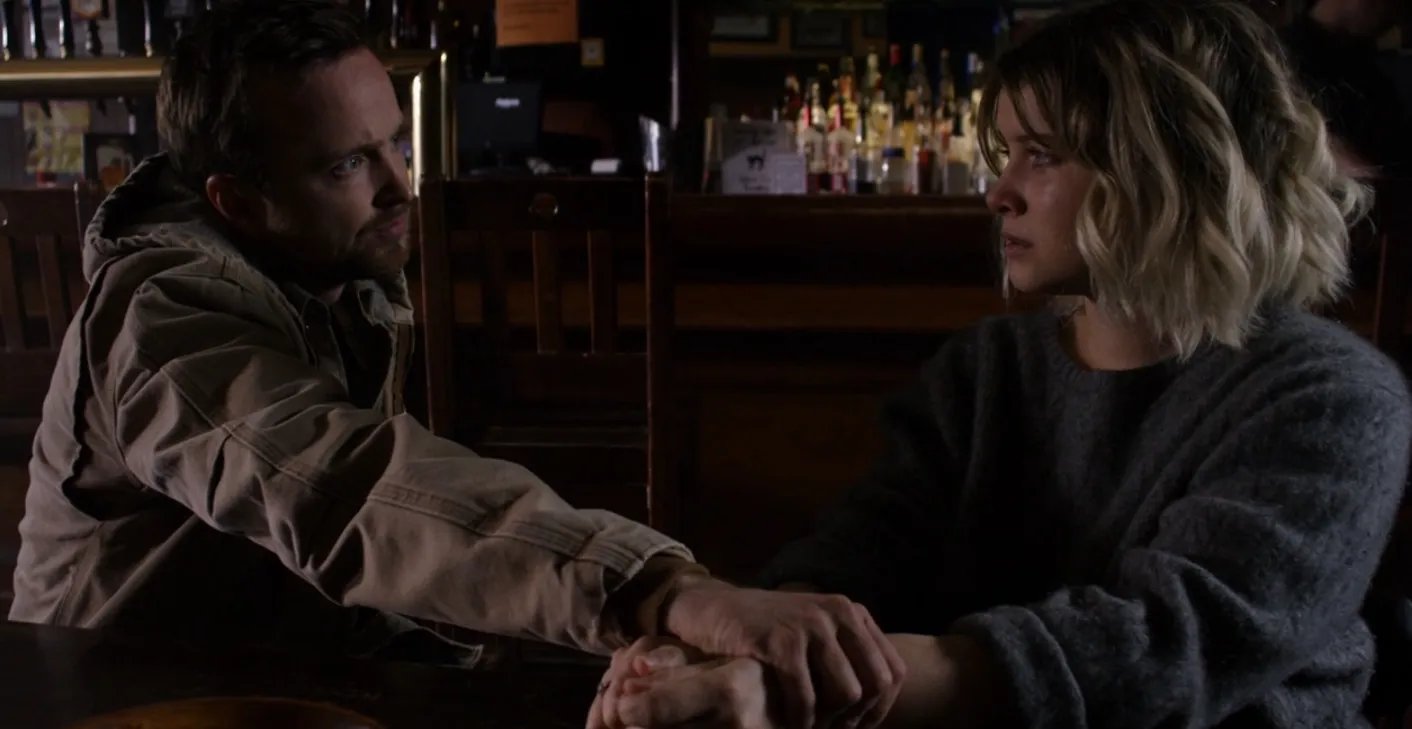 Eddie (Aaron Paul) sucht mal wieder Hilfe bei Alison (Sarah Jones). &copy; Hulu