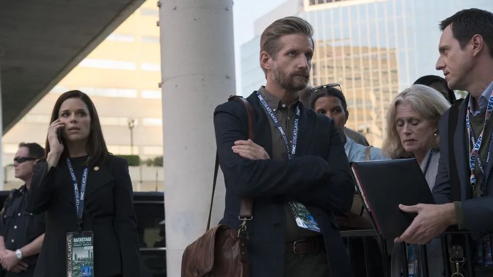 Zwei Drohnen aus Camp Underwood: Leanne (Neve Campbell; l.) und Tom (Paul Sparks; M.) &copy; Netflix