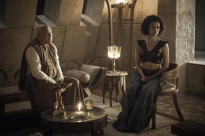 Varys (Conleth Hill) und Missandei (Nathalie Emmanuel) in %26bdquo;Home%26ldquo; &copy; HBO