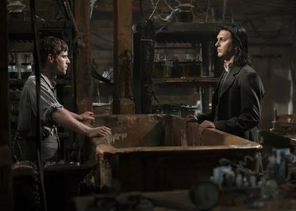 Victor Frankenstein (Harry Treadaway; l.) bekommt in Henry Jekyll (Shazad Latif) illustre Gesellschaft. © Showtime