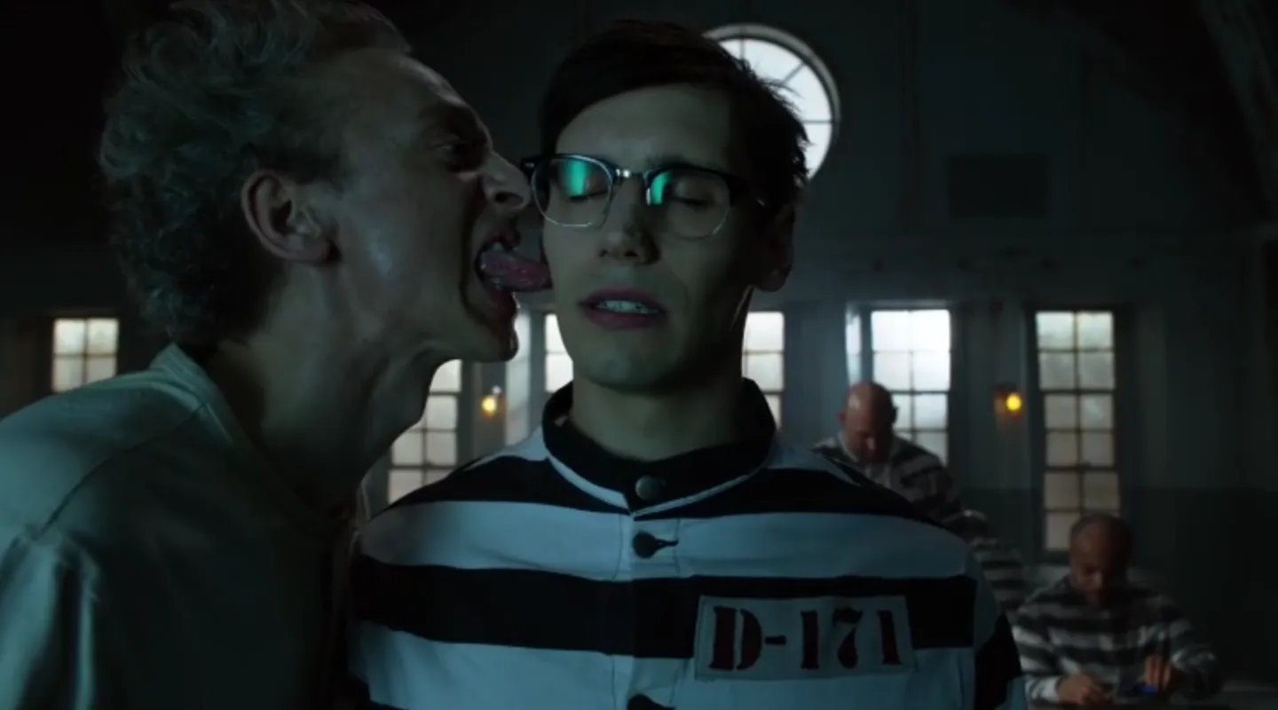Edward Nygma (Cory Michael Smith) freundet sich mit den anderen Häftlingen an. &copy; FOX