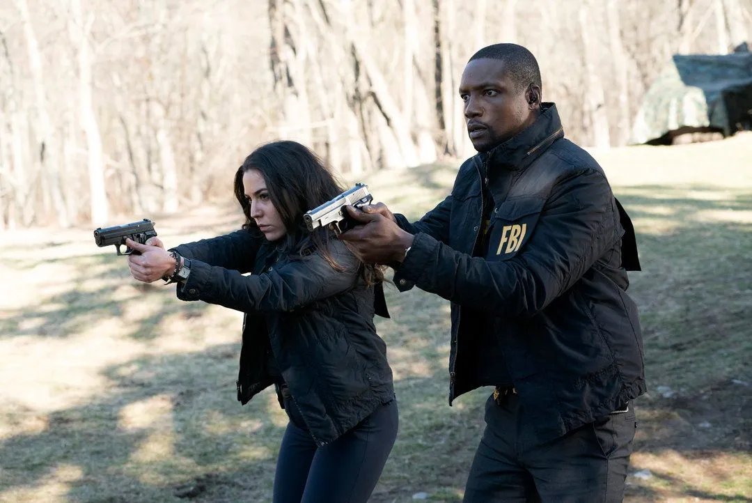 Zapata (Audrey Esparza) und Reade (Rob Brown) eilen zur Hilfe. &copy; NBC