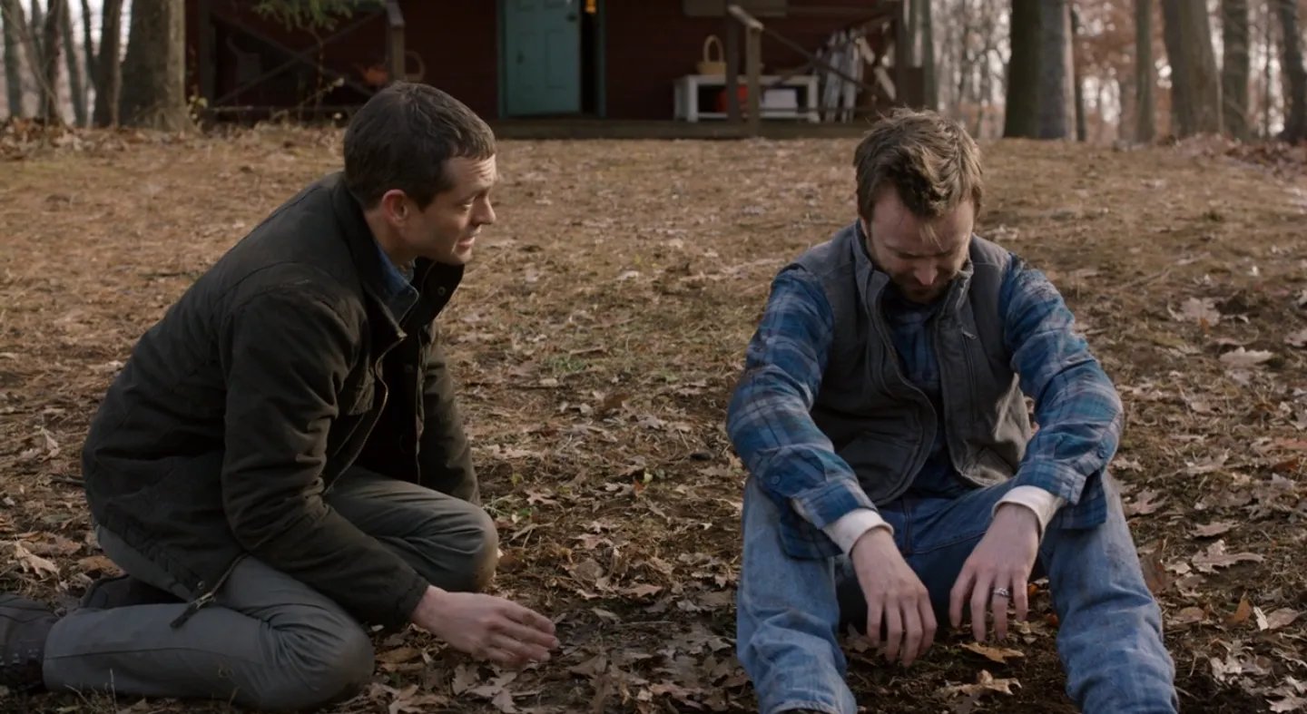 Cal (Hugh Dancy) und Eddie (Aaron Paul) sprechen sich aus. © Hulu