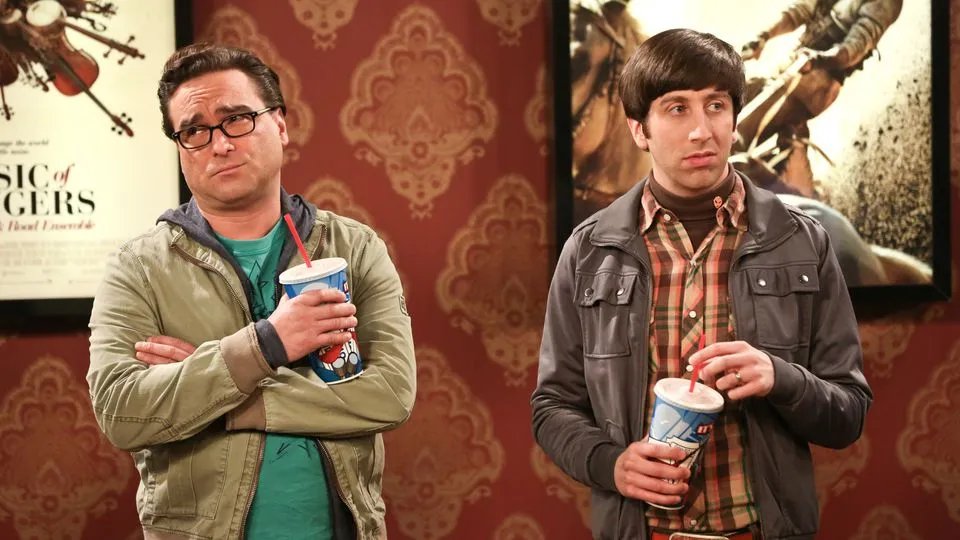 Leonard und Howard stehen im Kino Schlange. &copy; CBS
