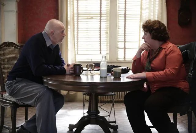 Gabriel (Frank Langella) lässt bei Claudia (Margo Martindale) Dampf ab. &copy; FX