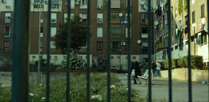 Debora (Pina Turco) sitzt sprichwörtlich hinter Gittern. © Sky